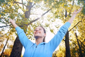 Femme heureuse en forêt