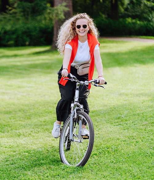 Femme à vélo dans un parc