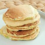 Photo d'une pile de pancake aux poireaux