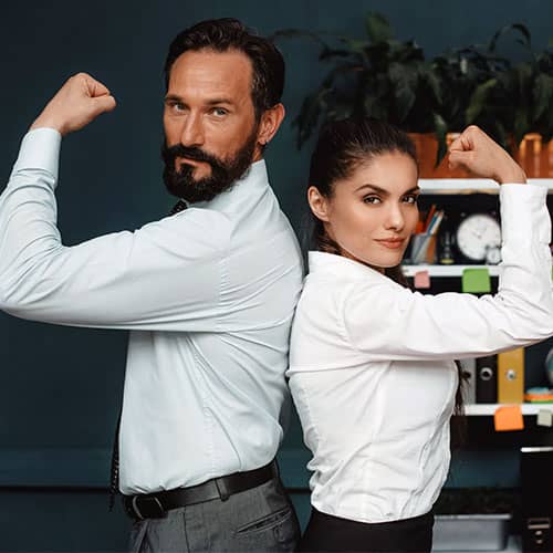 Homme et femme d'affaires qui montrent leurs biceps