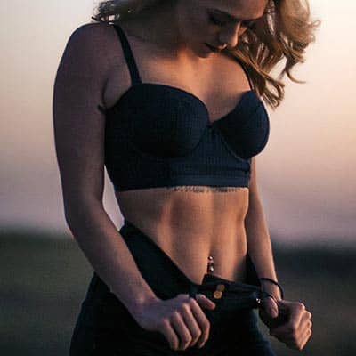 Ventre de femme avec abdominaux dessinés